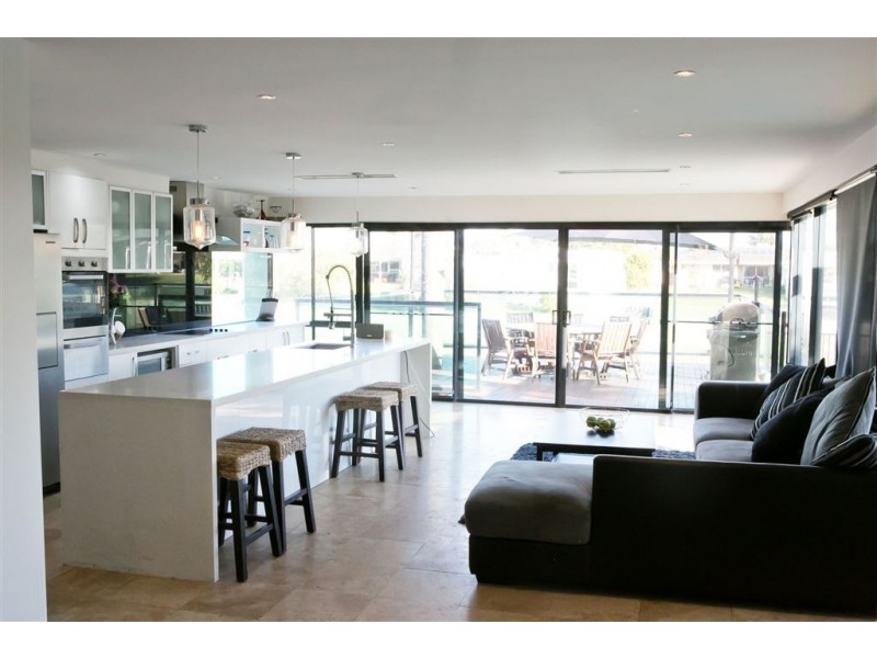 32 Park Avenue, Broadbeach Waters QLD 4218