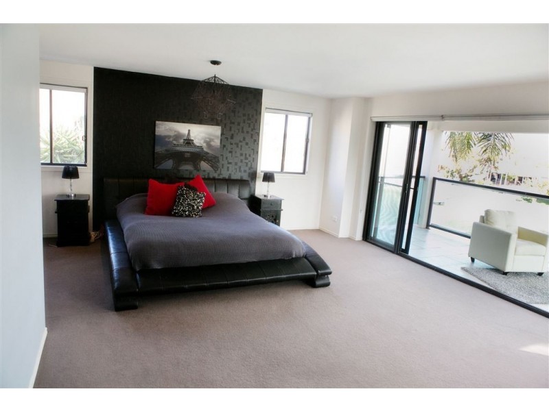 32 Park Avenue, Broadbeach Waters QLD 4218