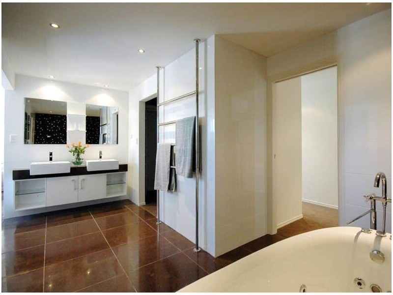 32 Park Avenue, Broadbeach Waters QLD 4218