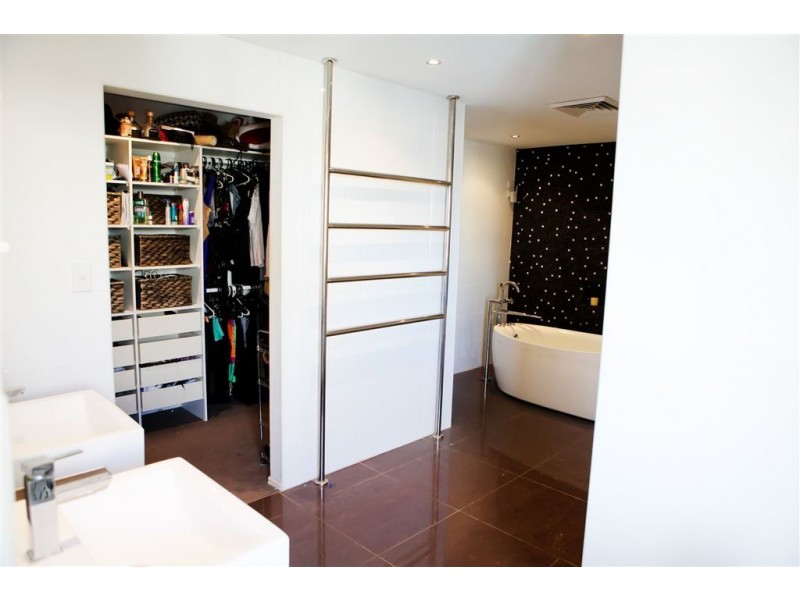 32 Park Avenue, Broadbeach Waters QLD 4218