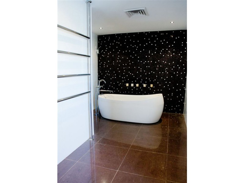 32 Park Avenue, Broadbeach Waters QLD 4218