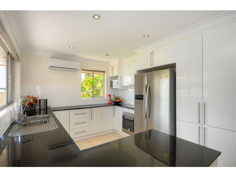 33 Gretel Drive, Mermaid Waters QLD 4218