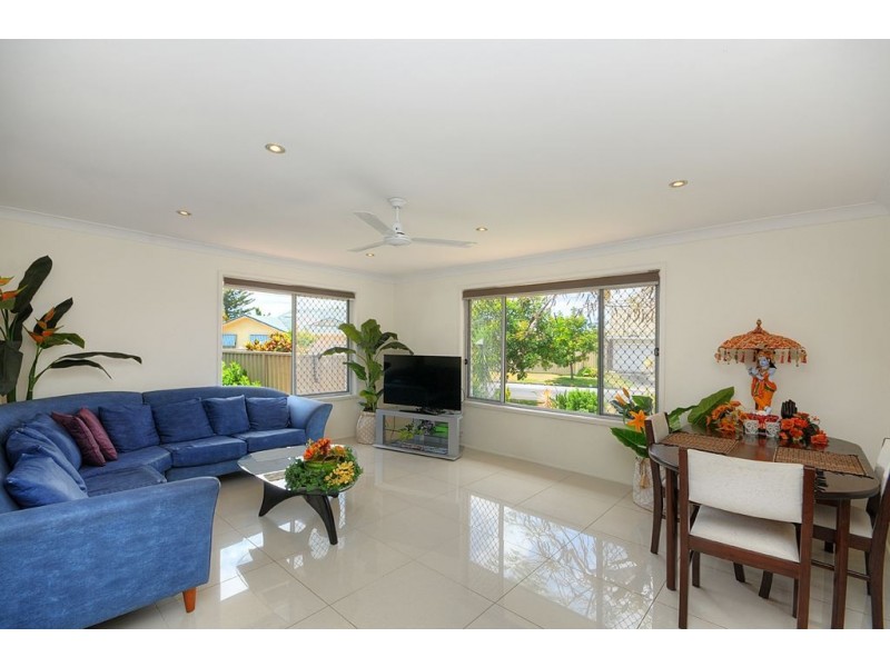 33 Gretel Drive, Mermaid Waters QLD 4218