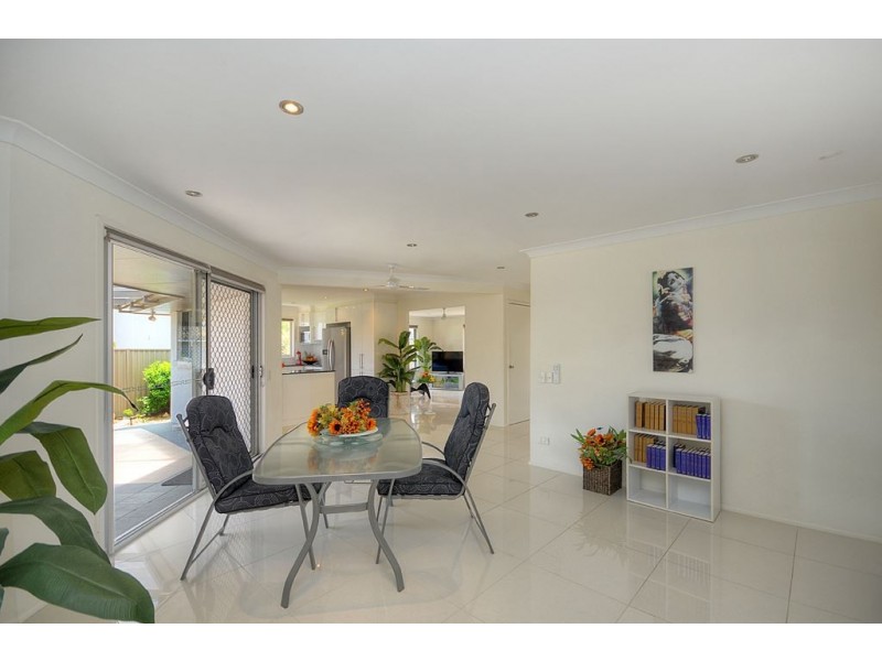 33 Gretel Drive, Mermaid Waters QLD 4218