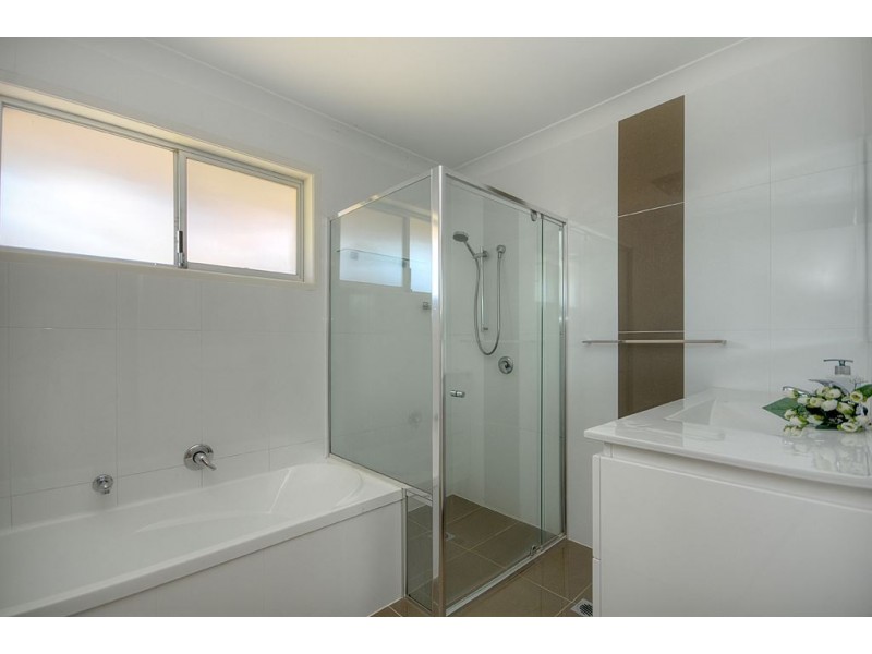 33 Gretel Drive, Mermaid Waters QLD 4218