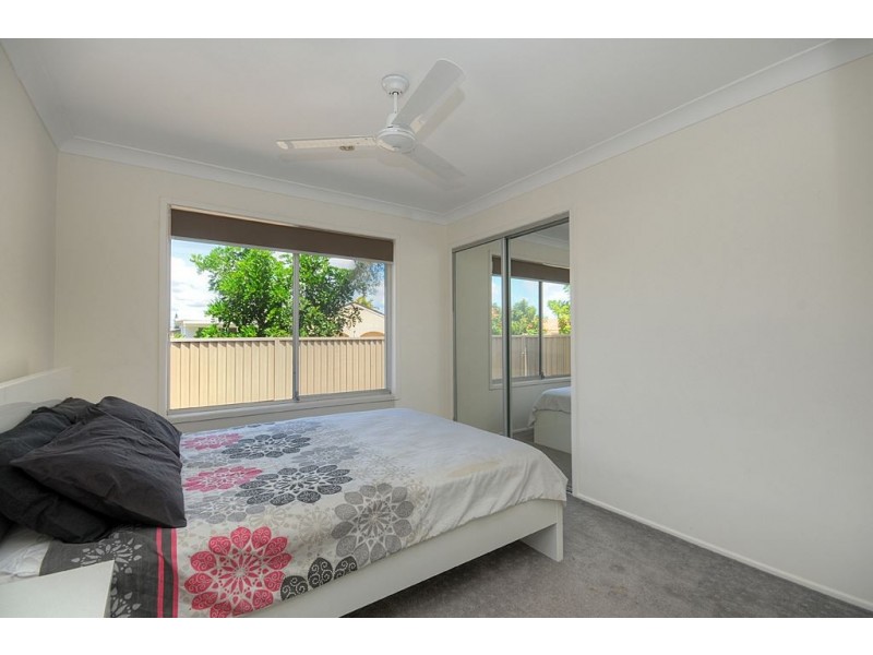 33 Gretel Drive, Mermaid Waters QLD 4218