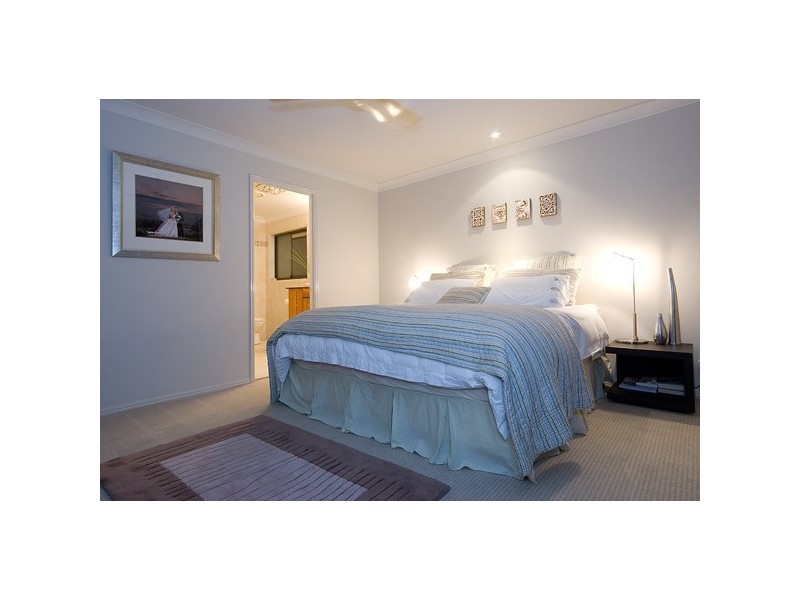 4 Beverley Crescent, Broadbeach Waters QLD 4218