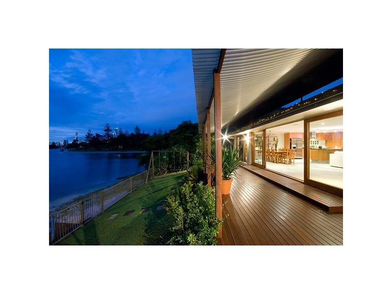 4 Beverley Crescent, Broadbeach Waters QLD 4218