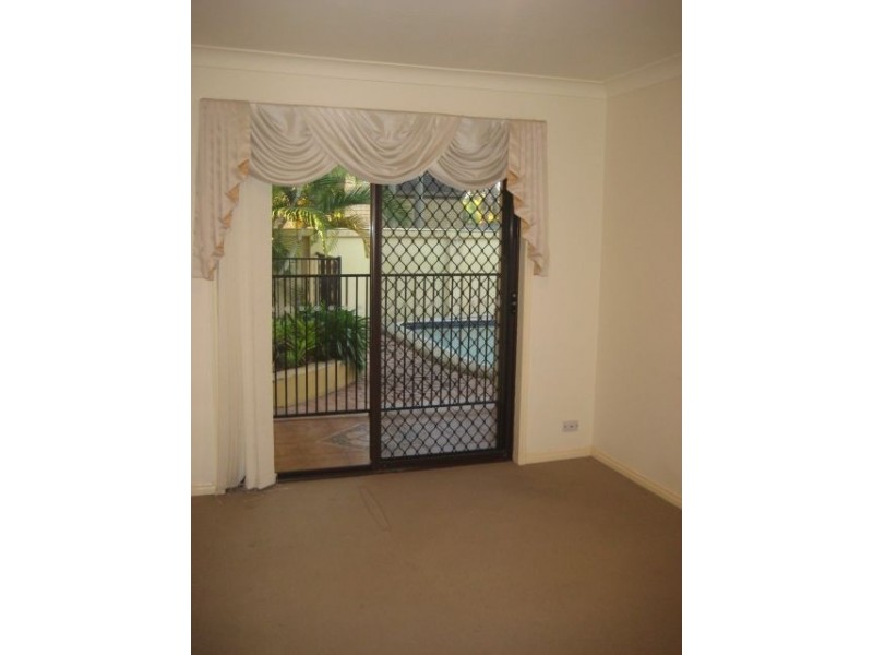 32 Claymore Crescent, Bundall QLD 4217