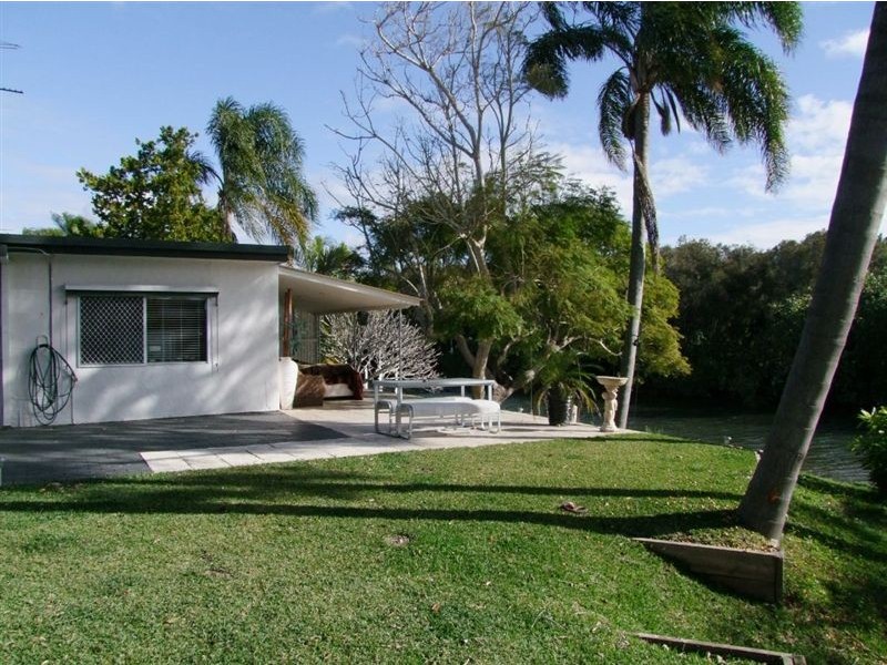 15 Costa Court, Broadbeach Waters QLD 4218