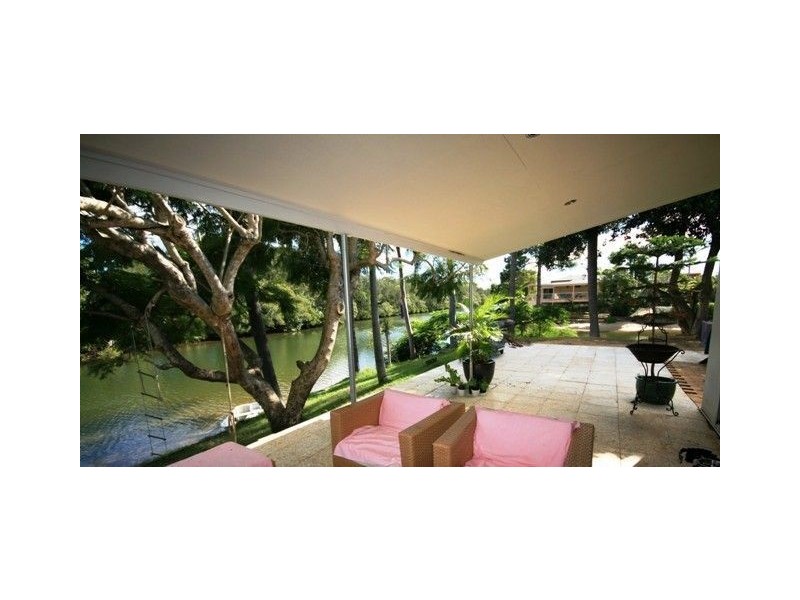 15 Costa Court, Broadbeach Waters QLD 4218