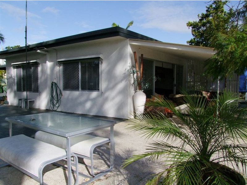 15 Costa Court, Broadbeach Waters QLD 4218
