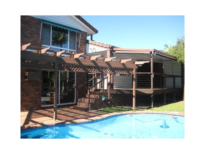 11 Lakeland Key, Broadbeach Waters QLD 4218