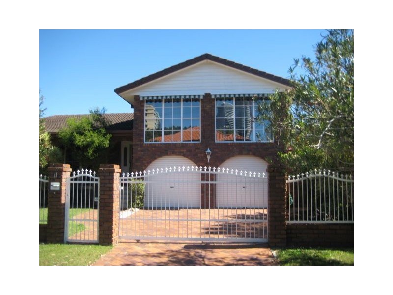 11 Lakeland Key, Broadbeach Waters QLD 4218