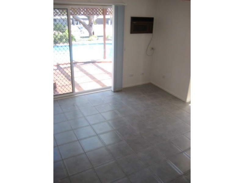 11 Lakeland Key, Broadbeach Waters QLD 4218