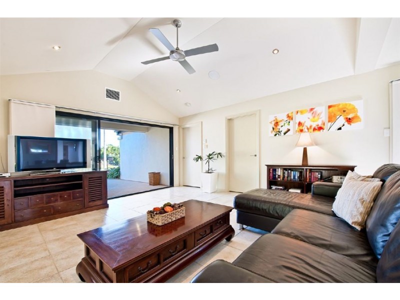 10 Saxonvale Terrace, Mermaid Waters QLD 4218