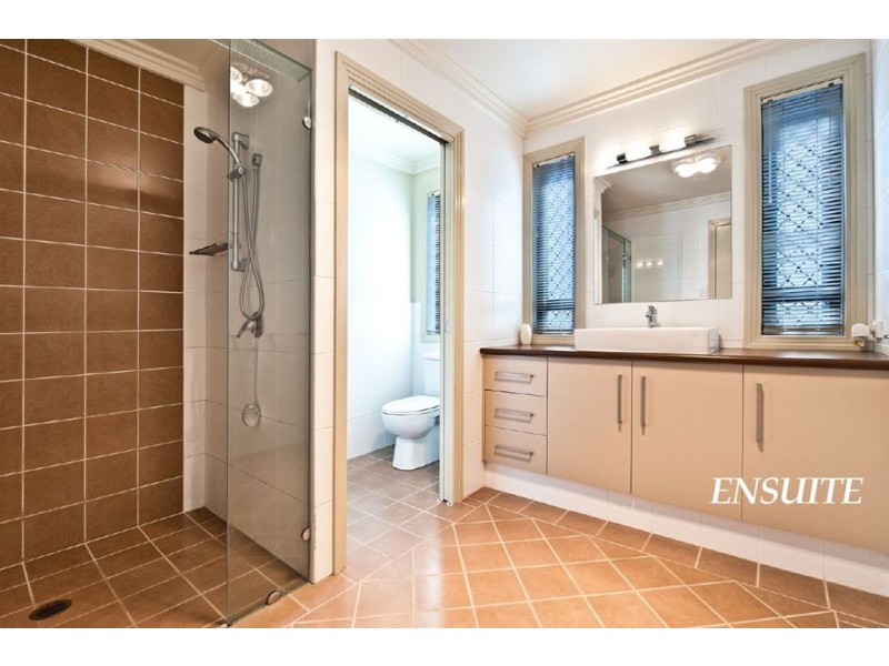 10 Saxonvale Terrace, Mermaid Waters QLD 4218