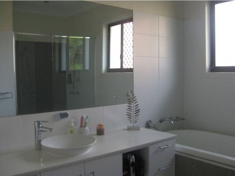 15 Oriana Drive, Mermaid Waters QLD 4218