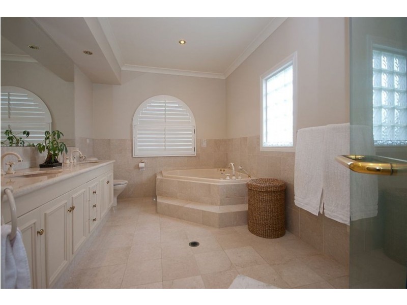 337 Monaco Street, Broadbeach Waters QLD 4218