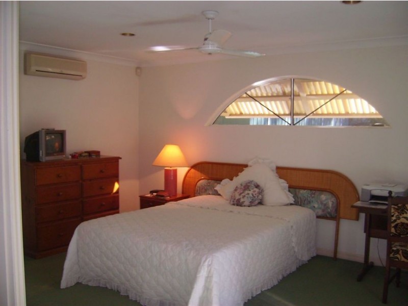 18 Karabella Court, Mermaid Waters QLD 4218