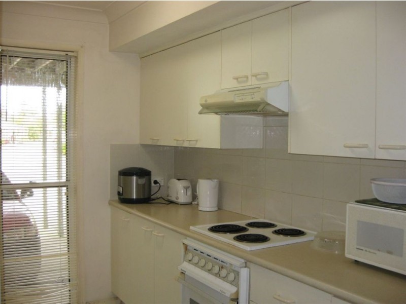 8/215 Cottesloe Drive, Mermaid Waters QLD 4218