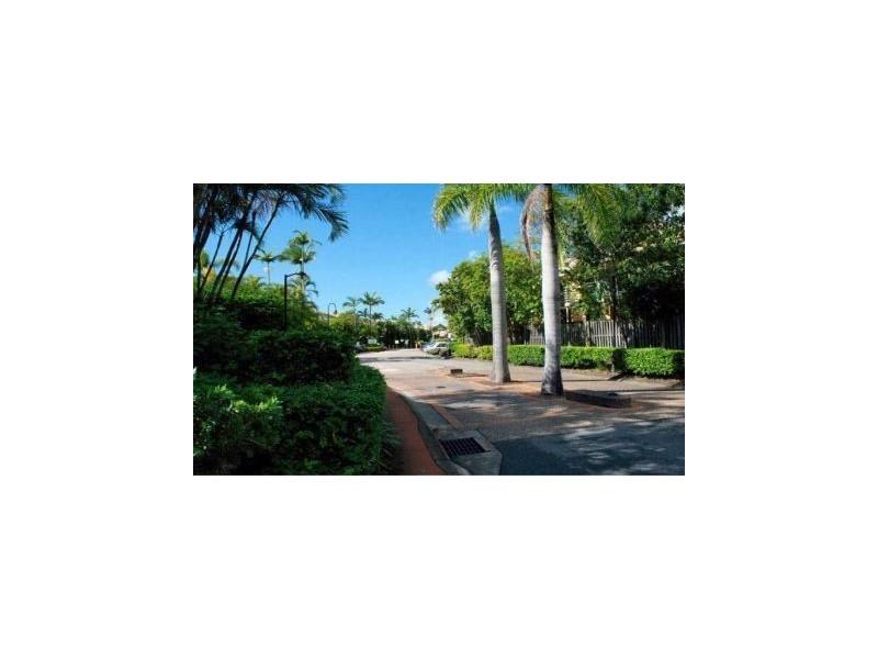 8/215 Cottesloe Drive, Mermaid Waters QLD 4218