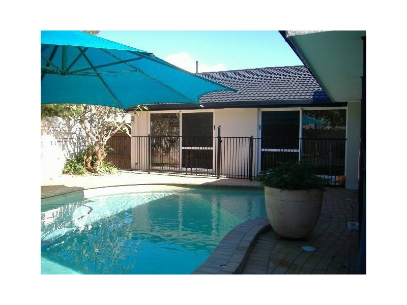 19 Maureen Court, Broadbeach Waters QLD 4218