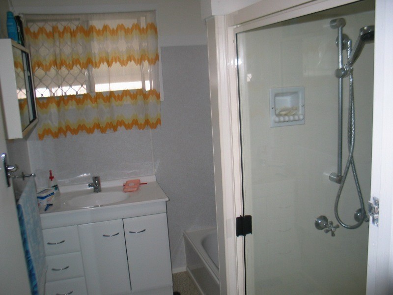 11 Gibson St, Avenell Heights QLD 4670