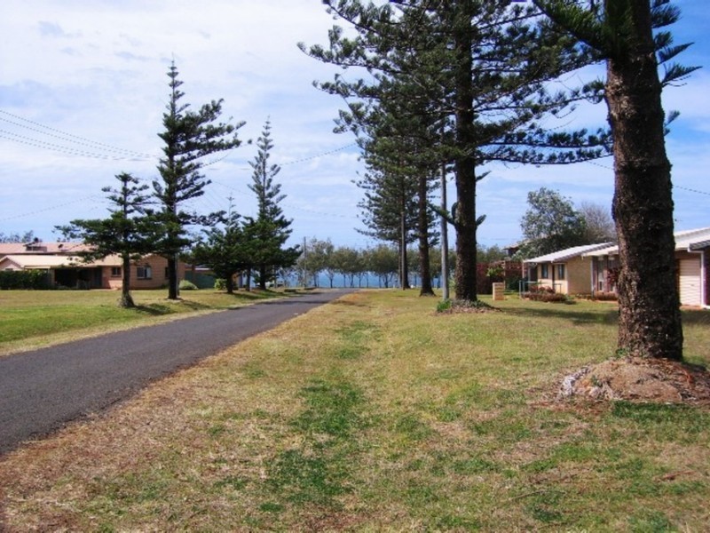 11 Knudsen Street, Elliott Heads QLD 4670