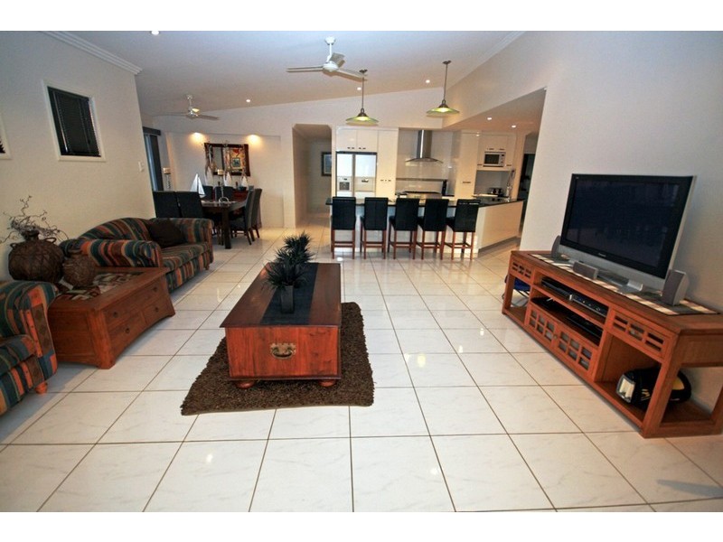 3 Spyglass Hill, Coral Cove QLD 4670