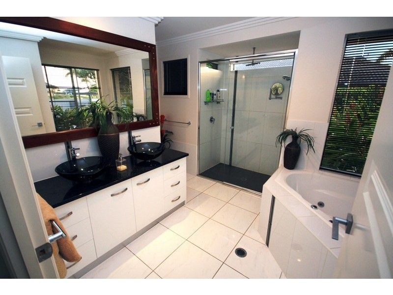 3 Spyglass Hill, Coral Cove QLD 4670