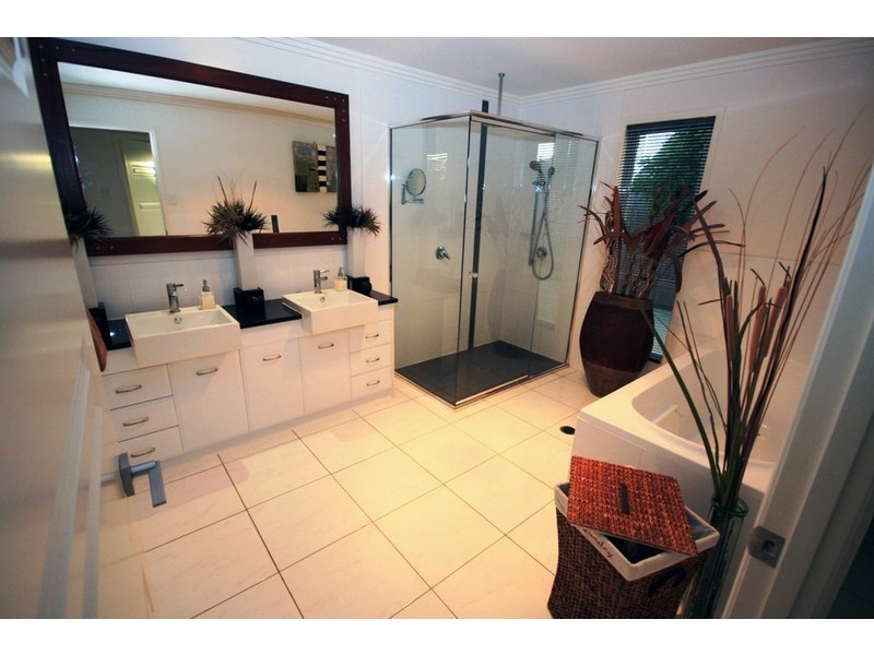 3 Spyglass Hill, Coral Cove QLD 4670