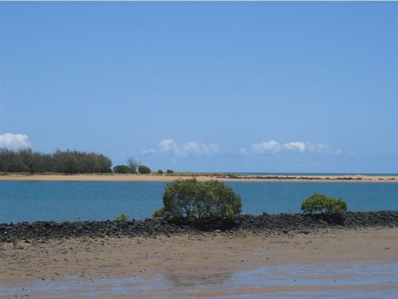 157 Rowlands, Burnett Heads QLD 4670