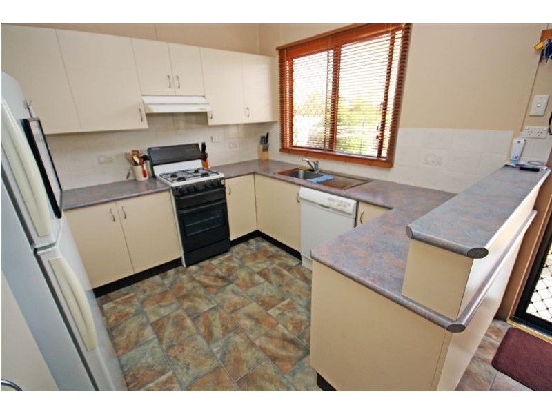 11 Dunn Rd, Avenell Heights QLD 4670