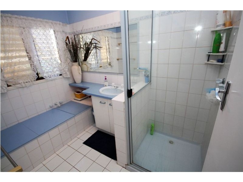 11 Dunn Rd, Avenell Heights QLD 4670