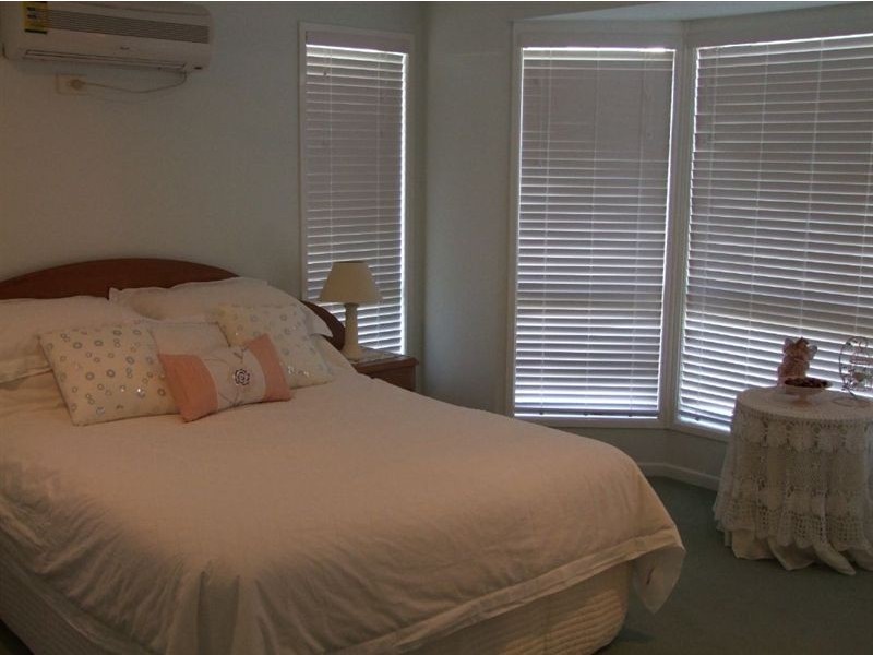 2/236 Barolin St, Avenell Heights QLD 4670