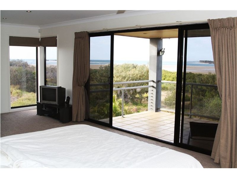 1 Rule Street, Elliott Heads QLD 4670