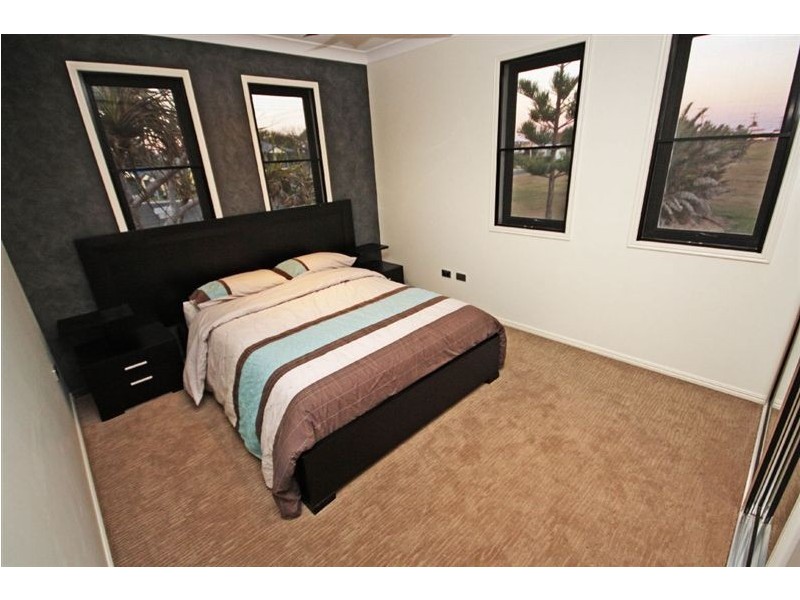 1 Rule Street, Elliott Heads QLD 4670