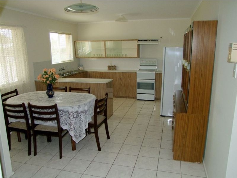 2 Dunn Road, Avenell Heights QLD 4670