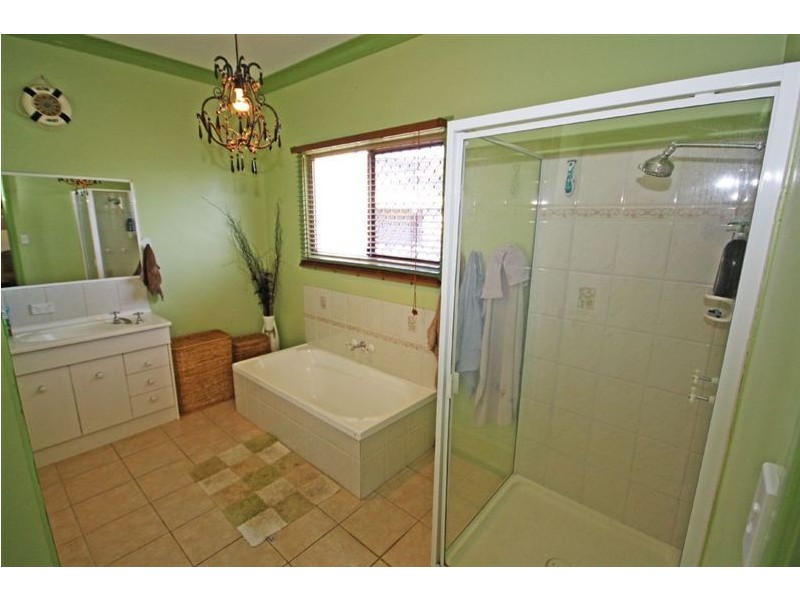 182 Elliott Heads Rd, Avenell Heights QLD 4670