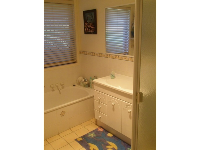 8 Jake Court, Middle Ridge QLD 4350