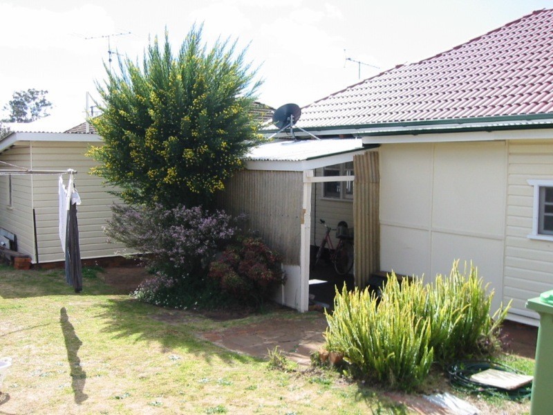 27 Blackdown Street, Harristown QLD 4350