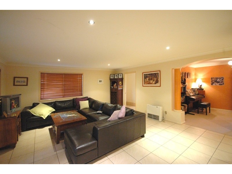 6 Spies Court, Mount Lofty QLD 4350