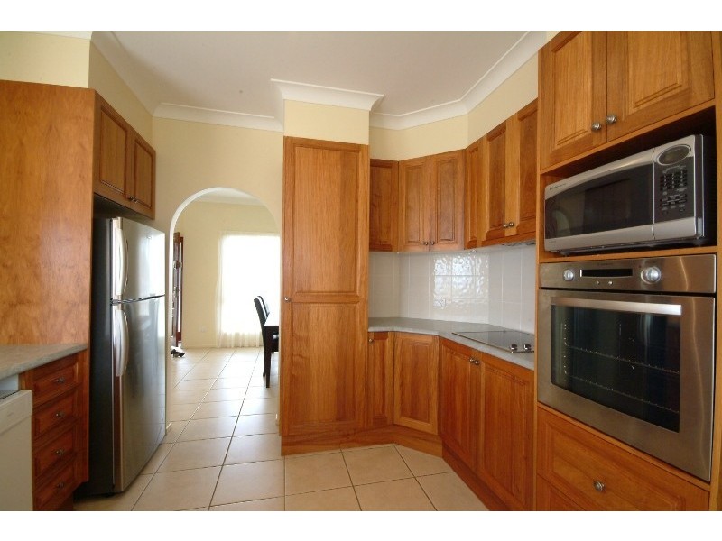 25 Warana Avenue, Mount Lofty QLD 4350