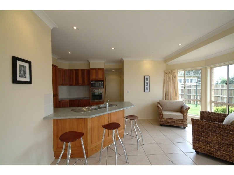 25 Warana Avenue, Mount Lofty QLD 4350