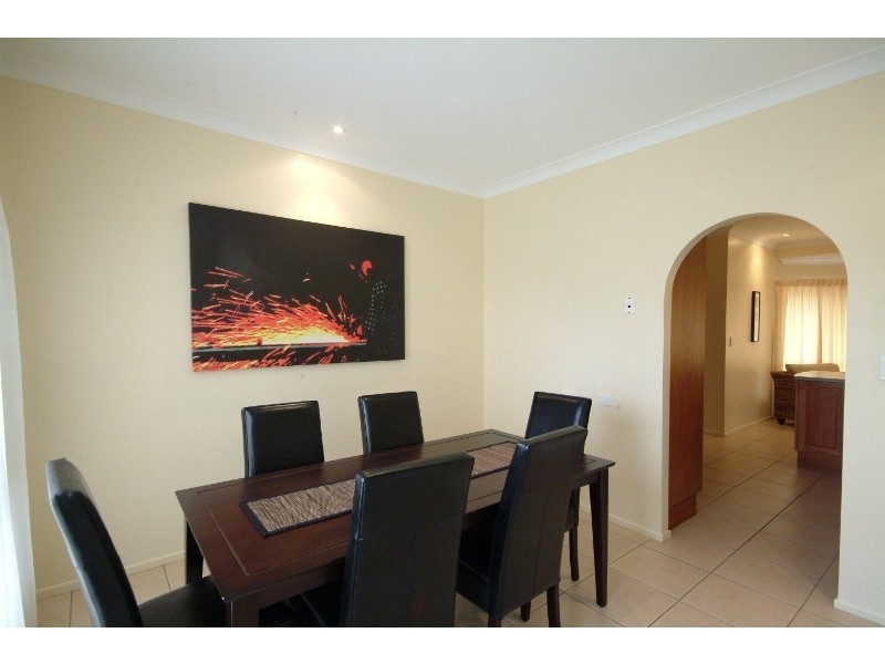 25 Warana Avenue, Mount Lofty QLD 4350