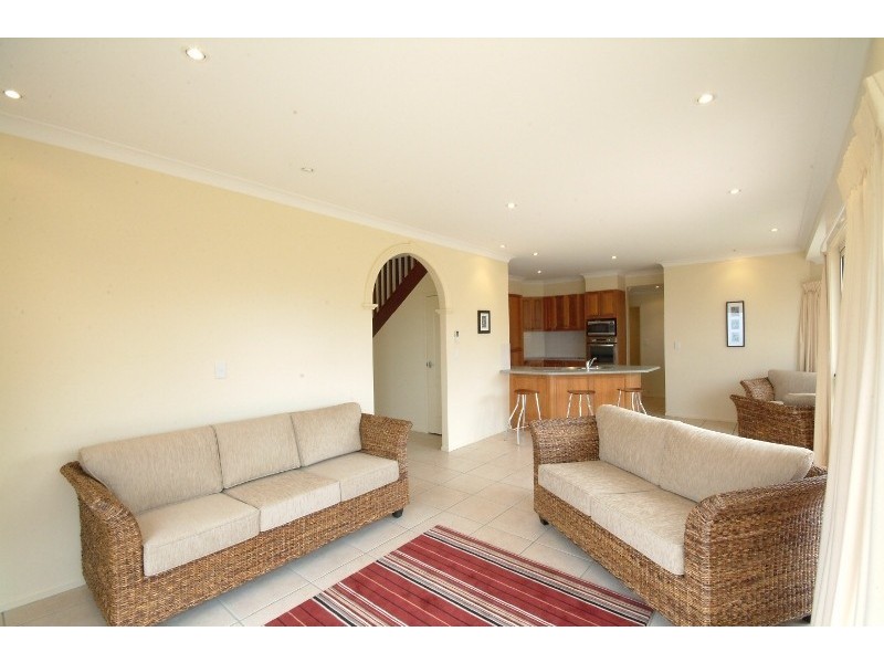 25 Warana Avenue, Mount Lofty QLD 4350