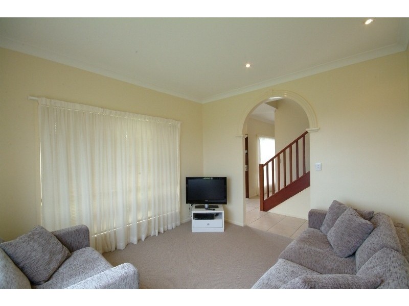 25 Warana Avenue, Mount Lofty QLD 4350