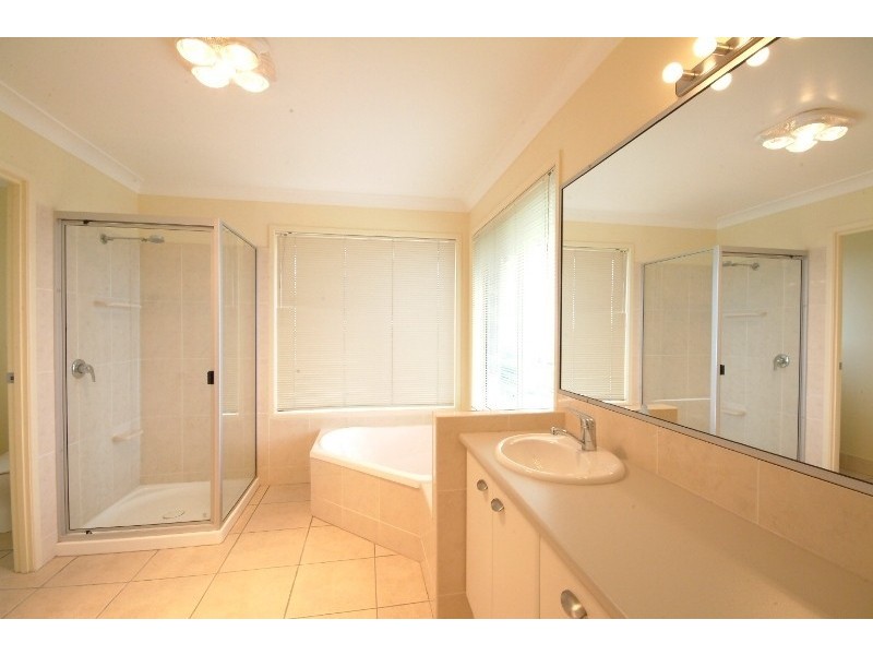 25 Warana Avenue, Mount Lofty QLD 4350