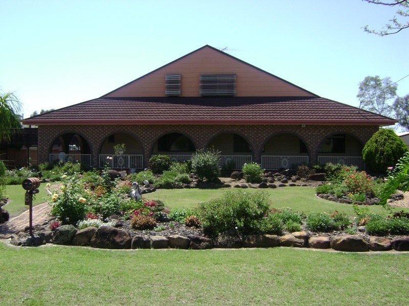 8 Kensington Drive, Withcott QLD 4352